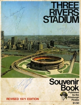 Roberto Clemente Signed 1971 Three Rivers Stadium Souvenir Book 